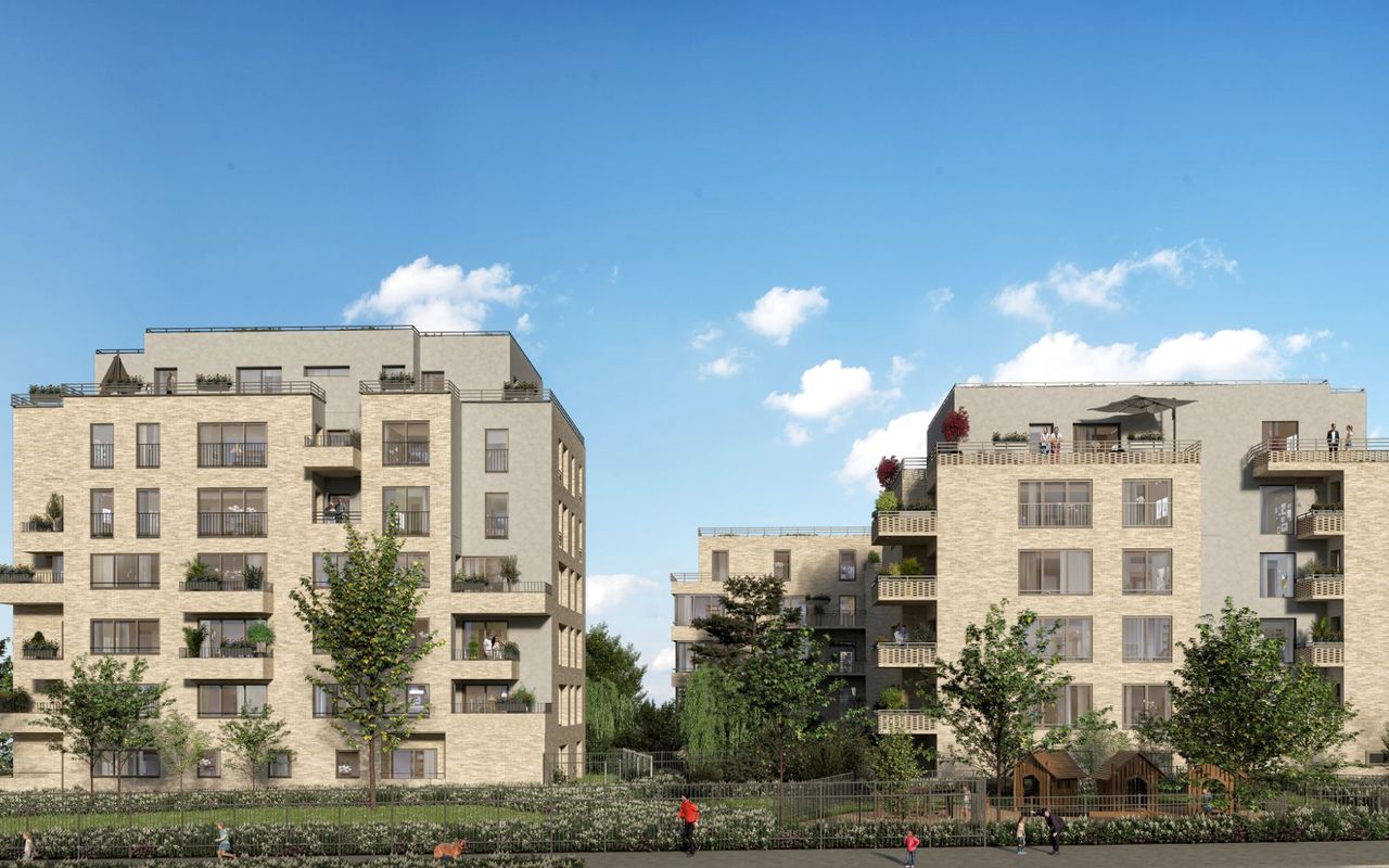 Perspective de trois bâtiments de la résidence aux façades de briques claires, avec balcons, terrasses et jardin en pied d’immeuble