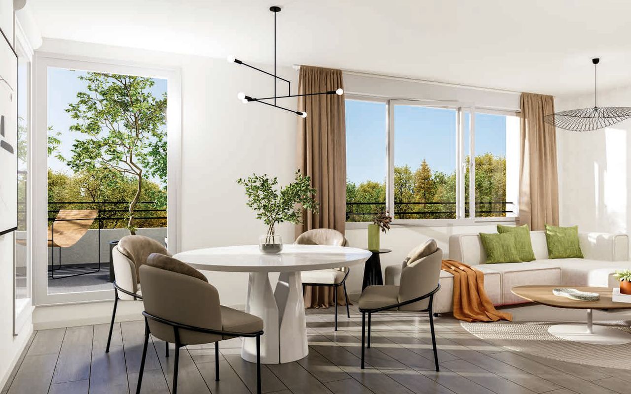 Perspective d’un séjour lumineux avec coin repas, parquet et grandes baies ouvertes sur les arbres